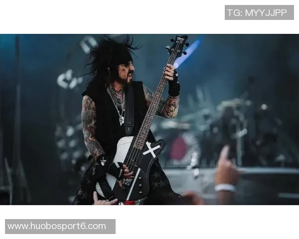 邮报报道石玫瑰乐队贝斯手马尼去世终生红魔球迷享年63岁